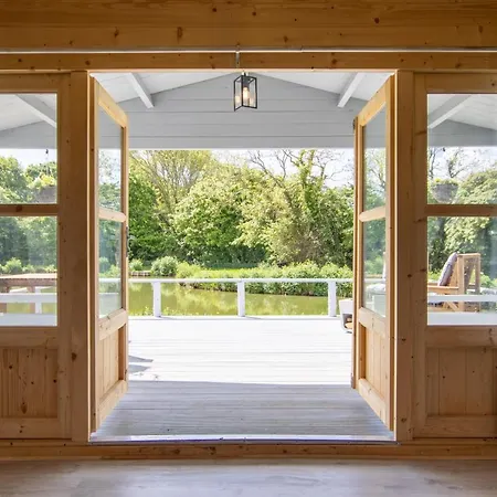 Choller Lake Lodges - Primrose Cabin With Private Hot Tub Arundel Exterior photo